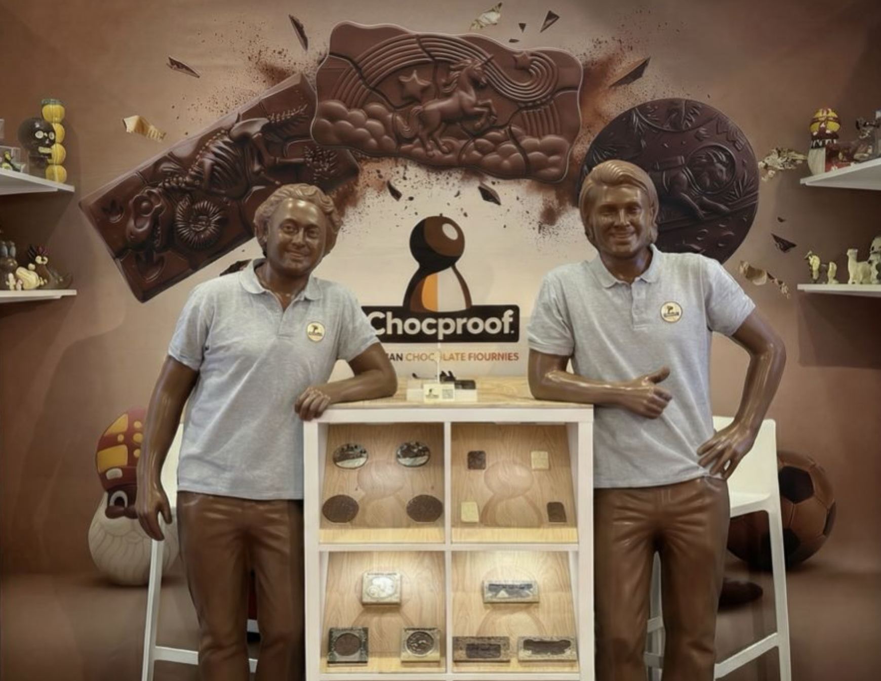 Chocproof-medewerkers met chocoladefiguren.