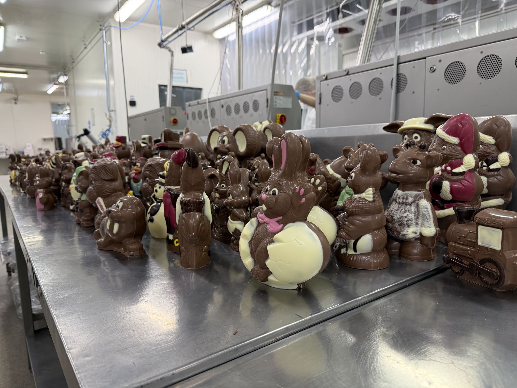 Veel holle chocoladefiguren op een tafel.