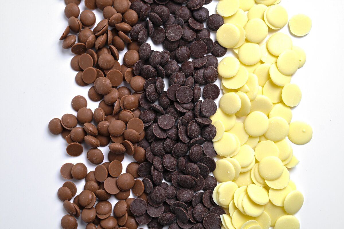Kleine chocoladedruppels in verschillende kleuren.