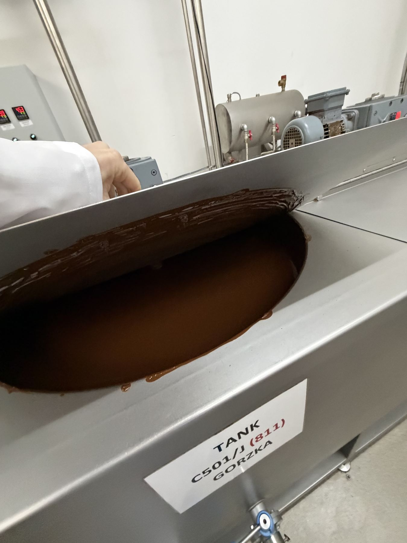 Zachte chocolade in een grote bak in de fabriek.