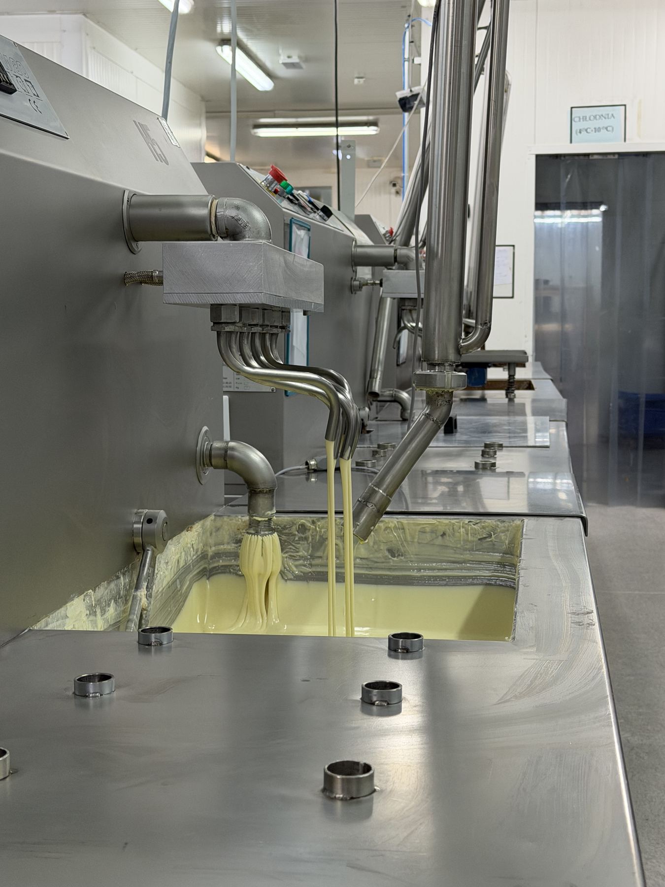 Fabrieksbuizen waar chocolade doorheen gaat.